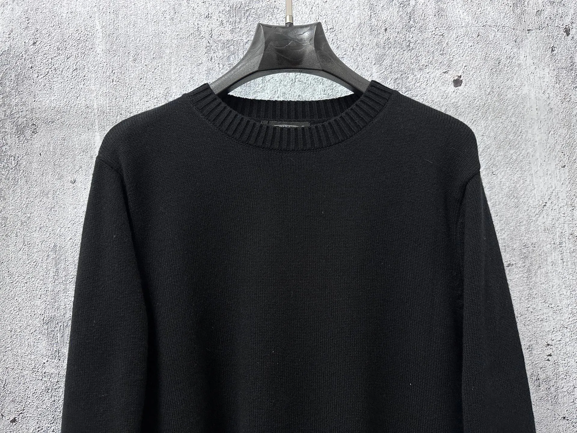 ￼ P250 【Chrome Hearts】Chrome Hearts' new cross-knitted jacquard appliquéd crew neck sweater. Contains 20% wool. The item is made of custom-dyed and custom-spun yarn and purchased from the original version. A full set of customized accessories. Details determine success or failure. A new model for autumn and winter. It is soft and delicate and does not tie the body. The upper body effect is very nice. Loose fit. Same style for men and women. Color: White Black Size: S-L